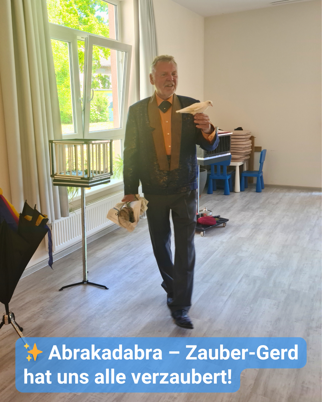 Ein Zauberer präsentiert eine weiße Taube. Bildunterschrift: “Abrakadabra – Zauber-Gerd hat uns alle verzaubert!"