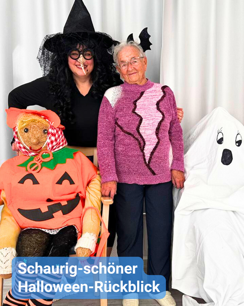 Eine Seniorin mit einer jüngeren Frau in Halloween-Kostümen, neben einem Geist und einer Kürbis-Strohpuppe. Bildbeschriftung: „Schaurig-schöner Halloween-Rückblick“