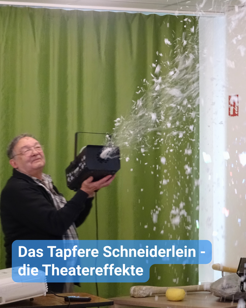 Ein Mann führt vor, wie für das Theater Schnee produziert wird. Bildbeschriftung: „Das tapfere Schneiderlein – die Theatereffekte”