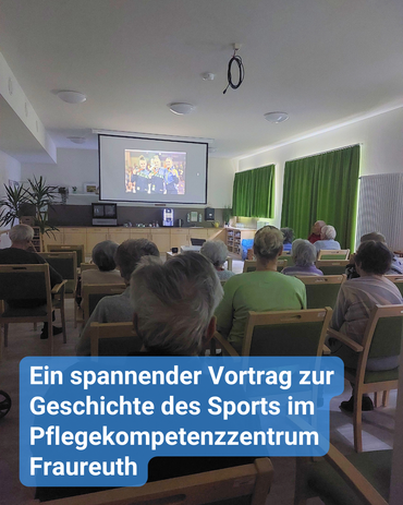 Seniorinnen und Senioren schauen sich im Gemeinschaftsraum einen Dia-Vortrag an. Bildbeschriftung: „Ein spannender Vortrag zur Geschichte des Sports im Pflegekompetenzzentrum Fraureuth”
