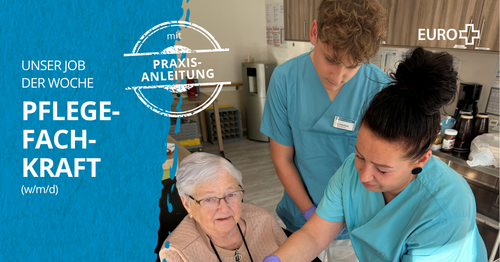 Pflegefachkraft zeigt dem Pflegeschüler, wie man bei einer Seniorin den Blutzucker misst. Bildbeschriftung: „Unser Job der Woche: Pflegefachkraft mit Praxisanleitung“