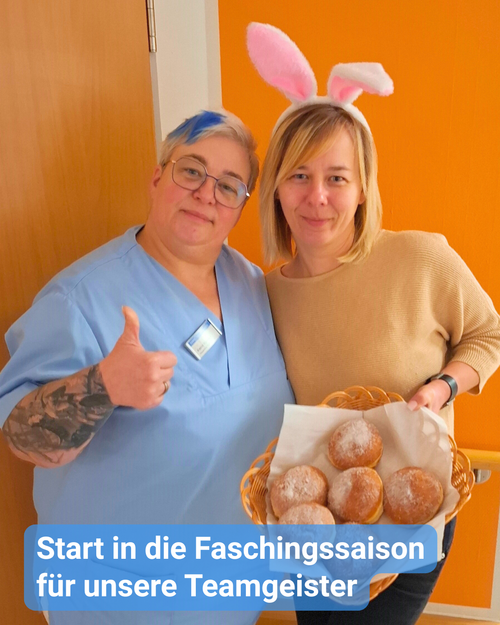 Eine Frau mit Hasenohren-Kostüm überreicht einer Kollegin aus der Pflege Pfannkuchen für das ganze Team. Bildbeschriftung: Start in die Faschingssaison für unsere Teamgeister