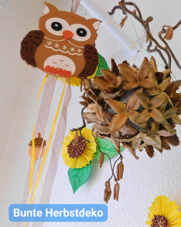 Gebastelte Blumen und Eule. Bildbeschriftung: Bunte Herbstdeko