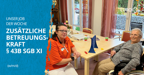 Eine Betreuungskraft und eine Seniorin im Rollstuhl spielen gemeinsam „Vier gewinnt“ an einem Holztisch. Bildbeschriftung: „Unser Job der Woche: Zusätzliche Betreuungskraft § 43b SGB XI (m/w/d)*