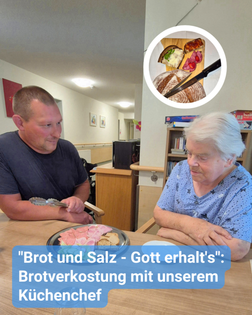 Ein Herr sitzt bei einer älteren Dame am Tisch und präsentiert ihr eine Brotzeit. Bildbeschriftung: "Brot und Salz - Gott erhalt's": Brotverkostung mit unserem Küchenchef