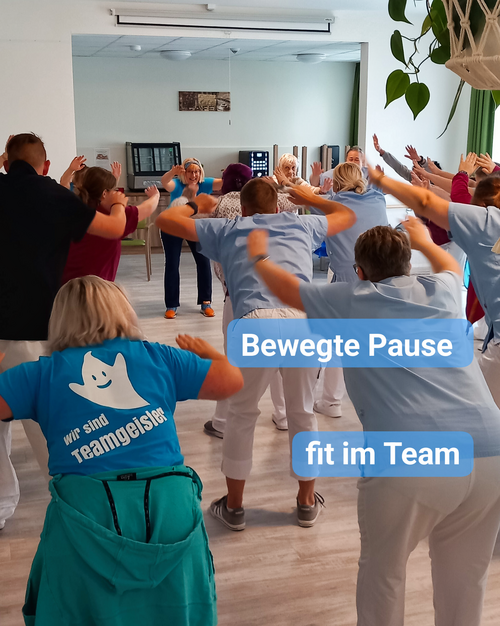 Kolleginnen und Kollegen machen gemeinsam Gymnastik. Bildbeschriftung: bewegte Pause. Fit im Team.