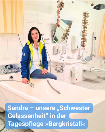 Eine Pflegefachkraft in blaugrüner Jacke sitzt am Rand vom Pflegebad. Sie lächelt in die Kamera. Bildbeschriftung: “Sandra – unsere „Schwester Gelassenheit“ in der Tagespflege »Bergkristall«”
