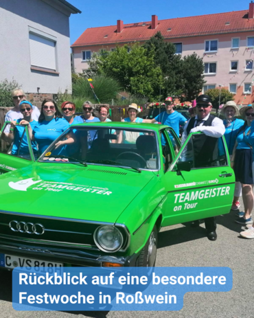 Grünes Oldtimer-Auto mit 'Teamgeister' Schriftzug und Gruppe von Menschen. Text: 'Rückblick auf eine besondere Festwoche in Roßwein'