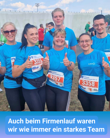 Sechs Kolleginnen und Kollegen in blauer Laufkleidung lächeln in die Kamera und halten die Daumen nach oben. Bildbeschriftung: Auch beim Firmenlauf waren wir wie immer ein starkes Team