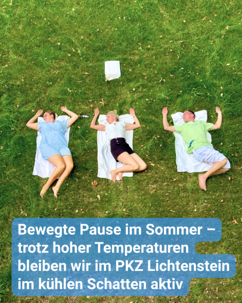 Drei Kollegen liegen auf einem Handtuch auf der Wiese und werden von oben fotografiert. Gemeinsam machen Sie Dehnübungen, um sich fit zu halten. Bildbeschriftung: Bewegte Pause im Sommer – trotz hoher Temperaturen bleiben wir im PKZ Lichtenstein im kühlen Schatten aktiv