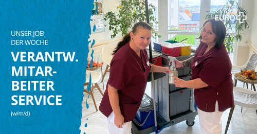 Zwei Kolleginnen vom Service stehen vorm Reinigungswagen und holen eine Sprühflasche. Bildbeschriftung: “UNSER JOB DER WOCHE VERANTW. MITARBEITER SERVICE”