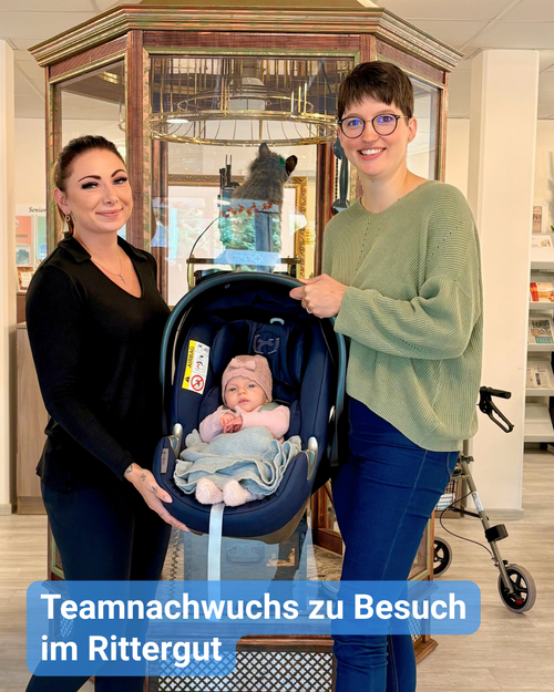 Zwei Frauen mit einem Baby in einer Babyschale. Bildbeschriftung: „Teamnachwuchs zu Besuch im Rittergut”