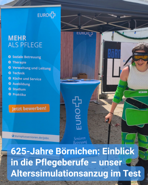 Eine Person trägt einen Alterssimulationsanzug mit Brille vor einem Euro+ Stand. Text: '625-Jahre Börnichen: Einblick in die Pflegeberufe – unser Alterssimulationsanzug im Test'.