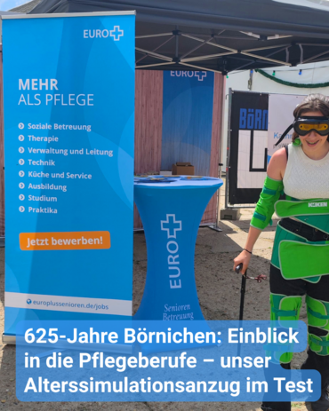 Eine Person trägt einen Alterssimulationsanzug mit Brille vor einem Euro+ Stand. Text: '625-Jahre Börnichen: Einblick in die Pflegeberufe – unser Alterssimulationsanzug im Test'.