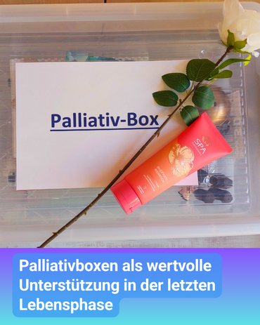 Eine durchsichtige Box mit der Beschriftung “Palliativ-Box” Darauf zu finden: eine weiße Rose und eine Lotion zum entspannen. Bildbeschriftung: “Palliativboxen als wertvolle Unterstützung in der letzten Lebensphase