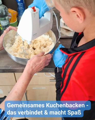 Ein Kind und eine ältere Person rühren gemeinsam Teig in einer Schüssel. Text: 'Gemeinsames Kuchenbacken – das verbindet & macht Spaß'.