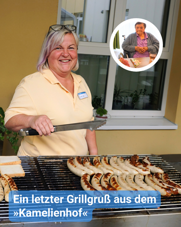 Eine Mitarbeiterin einer Seniorenresidenz steht mit einer Grillzange am Grill und brutzelt Bratwürste. Ein rundes Bild in Bild einer Seniorin am gedeckten Tisch. Bildbeschriftung: “Ein letzter Grillgruß aus dem »Kamelienhof«”