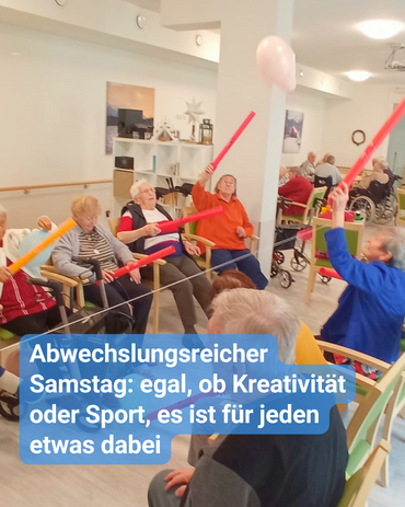 Seniorinnen und Senioren spielen gemeinsam im Sitzen Ball über die Leine. Bildbeschriftung: „Abwechslungsreicher Samstag: Egal, ob Kreativität oder Sport, es ist für jeden etwas dabei.“