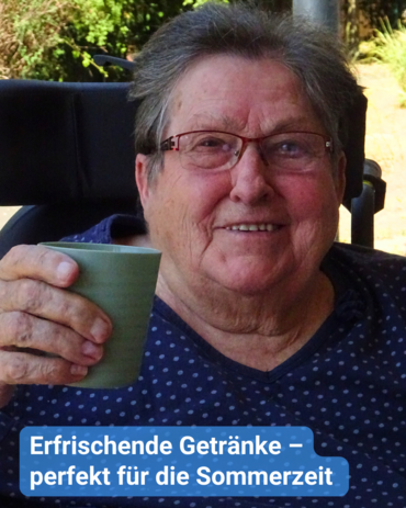 Nahaufnahme einer lächelnden Frau mit Brille, die eine grüne Tasse hält. Text: 'Erfrischende Getränke – perfekt für die Sommerzeit'.