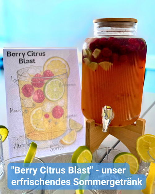 Ein großer Getränkespender mit rotem Fruchtgetränk steht neben einem Rezeptbild. Text: 'Berry Citrus Blast' - unser erfrischendes Sommergetränk'.