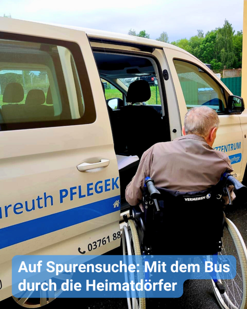 Ein Senior im Rollstuhl sitzt vor der geöffneten Schiebetür eines Kleinbusses von einem Pflegeheim. Bildbeschriftung: Auf Spurensuche: Mit dem Bus durch die Heimatdörfer