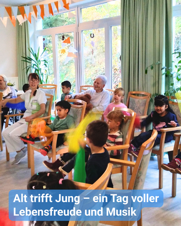 Kindergartenkinder und Seniorinnen sitzen im Kreis und musizieren gemeinsam. Bildbeschriftung: „Alt trifft Jung – ein Tag voller Lebensfreude und Musik“
