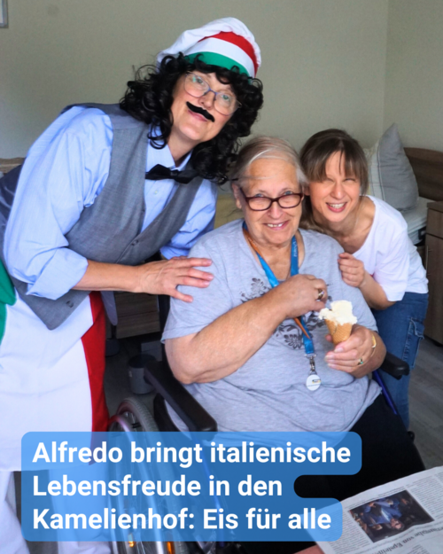 Drei Personen lächeln in die Kamera. Die erste Person von links trägt ein Kostüm eines italienischen Eisverkäufers. In der Mitte eine ältere Dame im Rollstuhl, die ein Eis bekommen hat und rechts daneben eine Frau, in weißem T-Shirt und Jeans. Bildbeschriftung: Alfredo bringt italienische Lebensfreude in den Kamelienhof: Eis für alle
