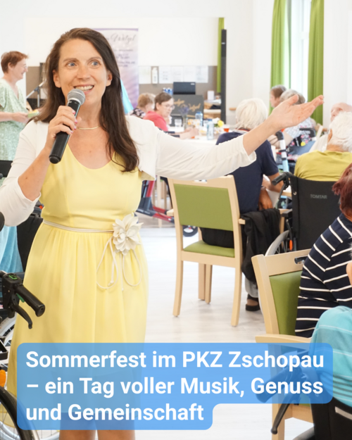 Eine Frau singt mit Mikrofon und Gesten vor sitzendem Publikum. Text: 'Sommerfest im PKZ Zschopau – ein Tag voller Musik, Genuss und Gemeinschaft'.