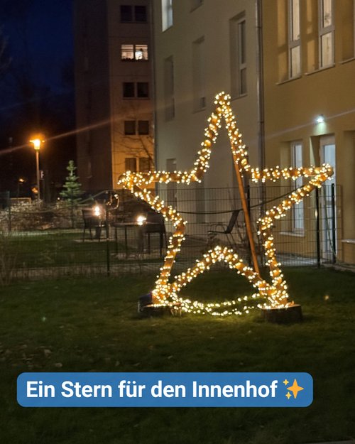 Großer, handgefertigter Holzstern mit warmweißer Lichterkette im nächtlichen Innenhof des Pflegekompetenzzentrums Glauchau. Die leuchtende Weihnachtsdekoration sorgt für stimmungsvolle Atmosphäre.