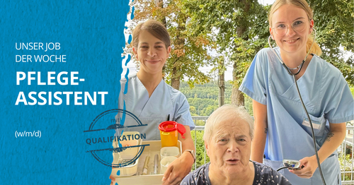 Zwei Pflegeassistentinnen (eine mit dem Tablett mit Medikamenten) sind gemeinsam mit einer älteren Dame im Rollstuhl draußen im Garten. Bildbeschriftung: “Unser Job der Woche: Pflegeassistent mit Qualifikation”