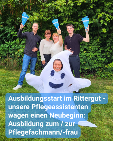 Fünf Personen sind im Garten auf der Wiese. Vier sind im Hintergrund und halten Zuckertüte nach oben. Die vorderste Person ist in einem Geisteskostüm geschlüpft. Bildbeschriftung: Ausbildungsstart im Rittergut - unsere Pflegeassistenten wagen einen Neubeginn: Ausbildung zum / zur Pflegefachmann/-frau