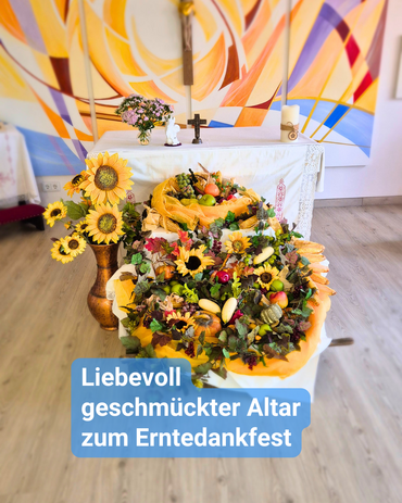 Ein Altar ist mit Erntedankschmuck, Sonnenblumen, Früchten und so weiter dekoriert. Bildbeschriftung: „Liebevoll geschmückter Altar zum Erntedankfest”