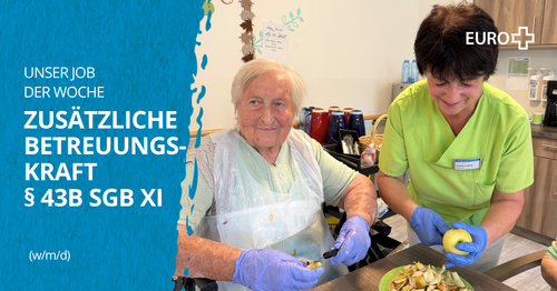 Eine Betreuungskraft und eine Seniorin schälen gemeinsam Äpfel an einem Tisch. Bildbeschriftung: „Unser Job der Woche: zusätzliche Betreuungskraft“