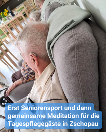 Ein Senior sitzt in einem Sessel neben einer Seniorin in einer Einrichtung für ältere Menschen. Bildbeschriftung: Erst Seniorensport und dann gemeinsame Meditation für die Tagespflegegäste in Zschopau