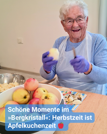 Eine ältere Dame lächelt in die Kamera, während sie Äpfel schält. Bildbeschriftung: „Schöne Momente im »Bergkristall«: Herbstzeit ist Apfelkuchenzeit"