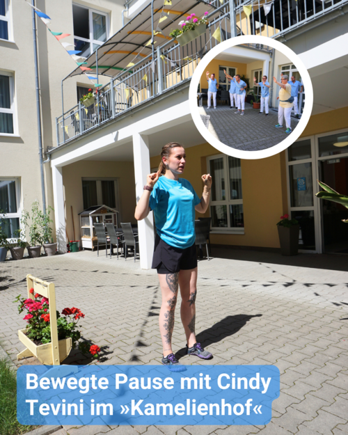 Gymnastikübungen mit Kolleginnen und Kollegen im Innenhof einer Seniorenresidenz. Bildbeschriftung: Bewegte Pause mit Cindy Tevini im »Kamelienhof«