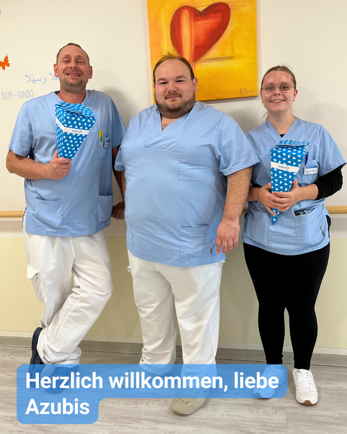 Zwei Azubis werden von ihrem neuen Kollegen mit einer Zuckertüte begrüßt. Bildbeschriftung: „Herzlich willkommen, liebe Azubis.“