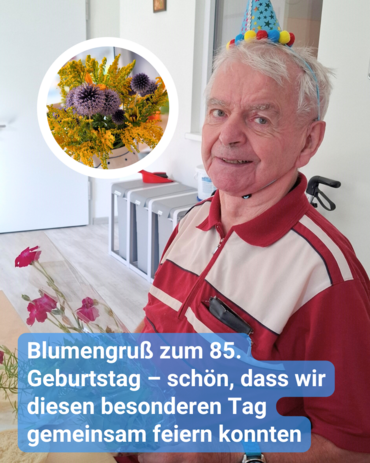 Ein älterer Herr sitzt mit Party-Hut an einem Tisch und hält einen Blumenstrauß in der Hand. Ein weiterer Blumenstrauß ist Bild im Bild in einem Kreis zu sehen. Bildbeschriftung: Blumengruß zum 85. Geburtstag – schön, dass wir diesen besonderen Tag gemeinsam feiern konnten