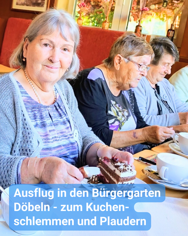 Drei ältere Damen sitzen in einem Café an einem Tisch und genießen ein Stück Schwarzwälder Kirschtorte. Bildbeschriftung: „Ausflug in den Bürgergarten Döbeln – zum Kuchenschlemmen und Plaudern“