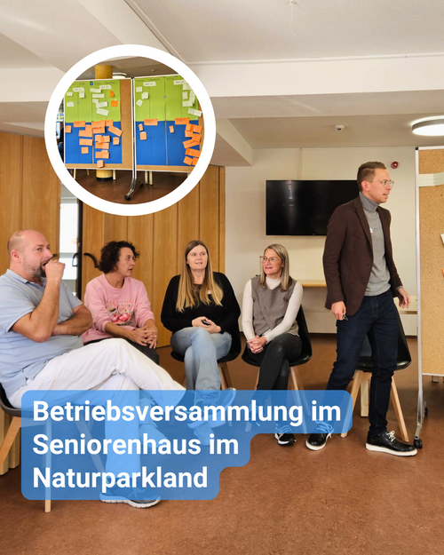 Kolleginnen und Kollegen beraten sich. Zu sehen ist eine buntes Flipboard. Bildbeschriftung: Betriebsversammlung im Seniorenhaus im Naturparkland