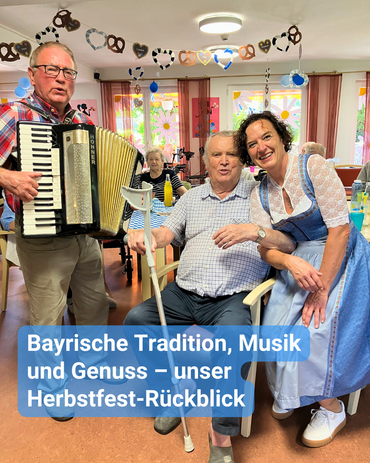 Herbstfest mit Schifferklavier und drei Personen im Vordergrund. Eine Frau trägt ein blaues Dirndl. Bildbeschriftung: „Bayerische Tradition, Musik und Genuss – unser Herbstfest-Rückblick”