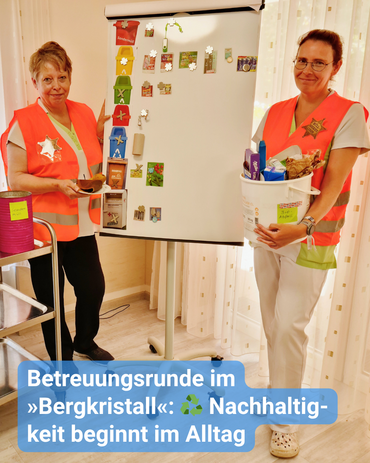 Zwei Frauen in orangefarbenen Westen erklären am Whiteboard das Thema Mülltrennung. Bildbeschriftung: „Betreuungsrunde im »Bergkristall«: ♻️ Nachhaltigkeit beginnt im Alltag“