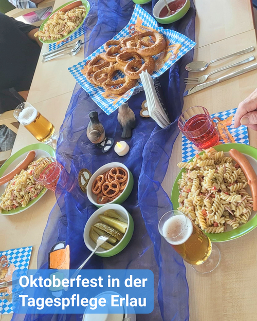Gedeckter Tisch im bayerischen blau-weiß look mit Bier und Brezn. Bildbeschriftung: Oktoberfest in der Tagespflege Erlau