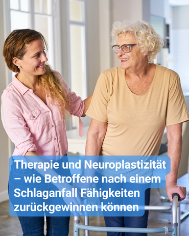 Eine jüngere Frau unterstützt eine Seniorin beim Laufen am Gehwagen. Bildbeschriftung: „Therapie und Neuroplastizität – wie Betroffene nach einem Schlaganfall Fähigkeiten zurückgewinnen können“