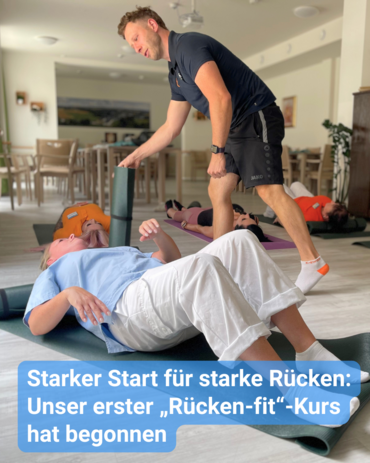 Ein Trainer leitet einen Rückenkurs, bei dem Teilnehmer auf Matten liegen. Text: 'Starker Start für starke Rücken: Unser erster „Rücken-fit“-Kurs hat begonnen'.
