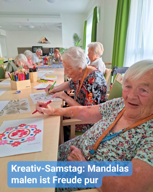 Eine fröhliche Gruppe ist Seniorinnen und Senioren, die gemeinsam an einer großen Tafel sitzen und Mandalas ausmalen. Fröhliche und ausgelassene Stimmung. Bildunterschrift: „Kreativ-Samstag: Mandala malen, ist Freude pur.”