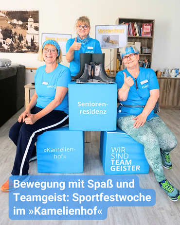 Drei Kolleginnen sitzen auf blauen Sitzwürfeln und haben blaue Sportkleidung an. Bildbeschriftung: „Bewegung mit Spaß und Teamgeist: Sportfestwoche im »Kamelienhof«“