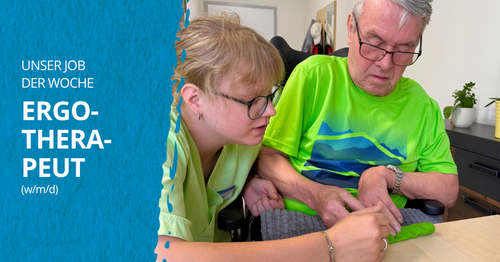 Eine Ergotherapeutin nutzt mit einem Senior im Rollstuhl Therapieknete für die Handtherapie. Bildunterschrift: Unser Job der Woche Ergotherapeut (w/m/d)