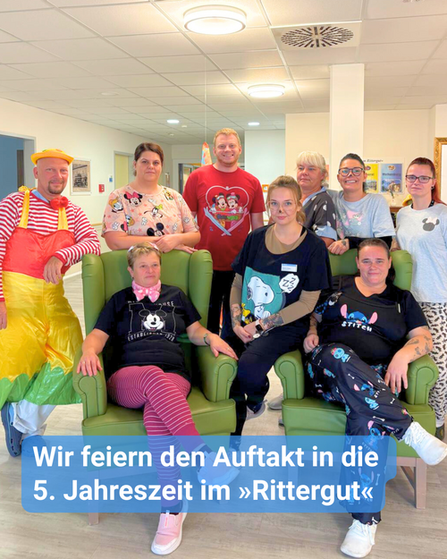 Das Team hat sich zu Fasching in Kostümen herausgeputzt. Bildbeschriftung: „Wir feiern den Auftakt in die 5. Jahreszeit im »Rittergut«.“
