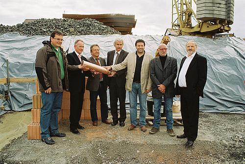 Von links: Bauunternehmer Thomas Streber, Bauherr Dieter Zill von der SENEX, Bürgermeister Toni Dutz, Landrat Wolfgang Lippert, Architekt Walter Kießling, Bauleiter Udo Fischer und Andreas Lasseck, Geschäftsführer der EURO Plus Senioren-Betreuung GmbH